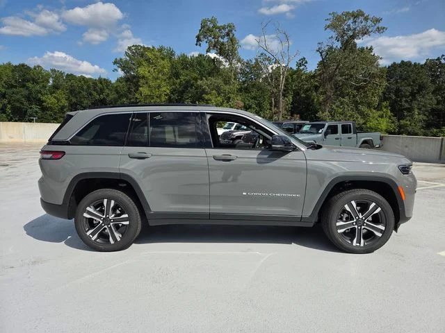 New 2027 Sting-Gray Clear-Coat Paint Jeep Limited image 10