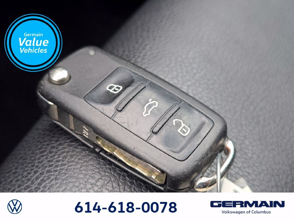 Used 2013 Black Volkswagen SEL image 32