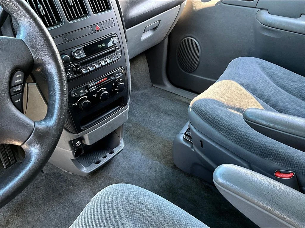 Used 2005 Blue Dodge SE image 17