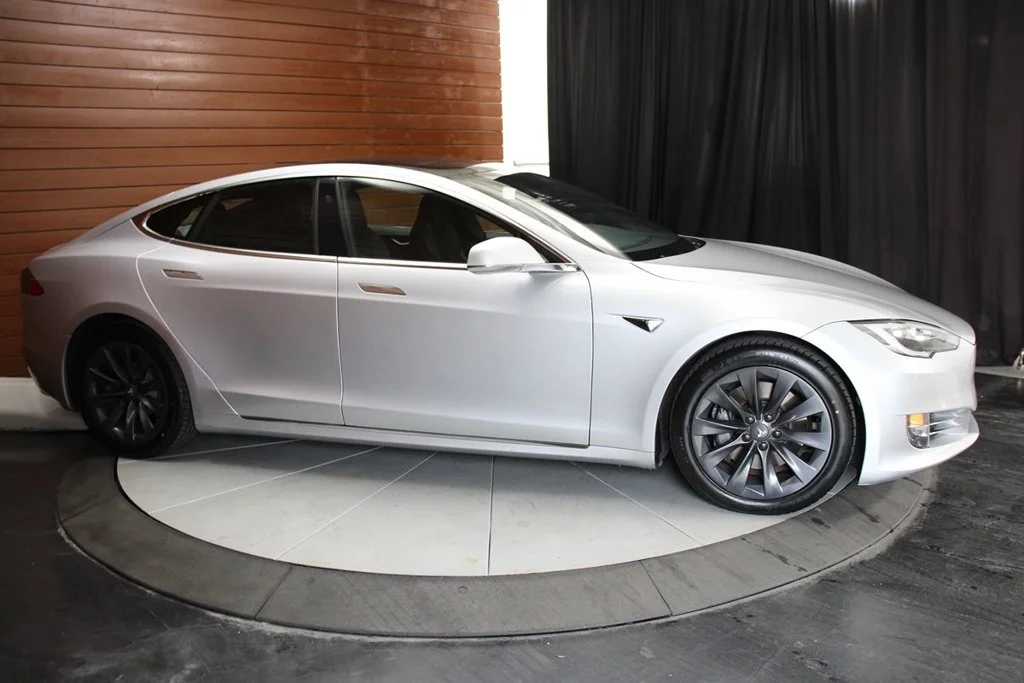 Used 2018 Obsidian Black Metallic Tesla  image 14