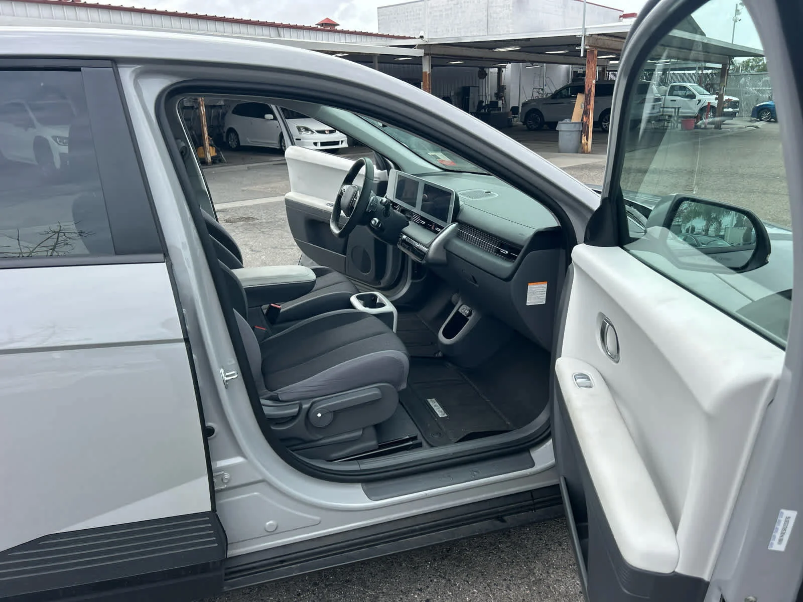 Used 2024 CYBER GRAY HYUNDAI SEL image 5