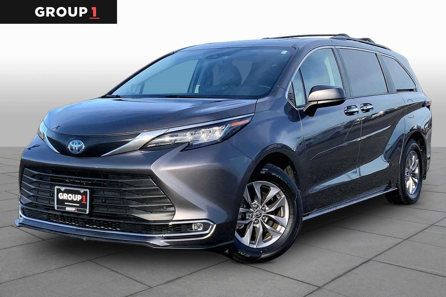 2022 Toyota Sienna XLE 8-Passenger Hybrid FWD's photo