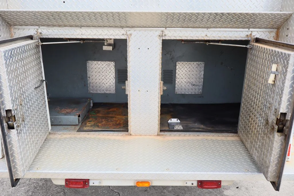 Used 1987  Ford F8000 image 25
