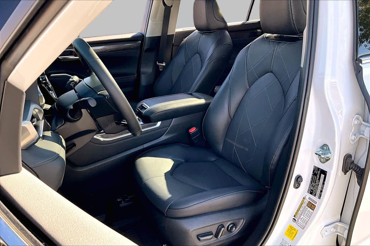Used 2026 Wind Chill Pearl Toyota Platinum image 9