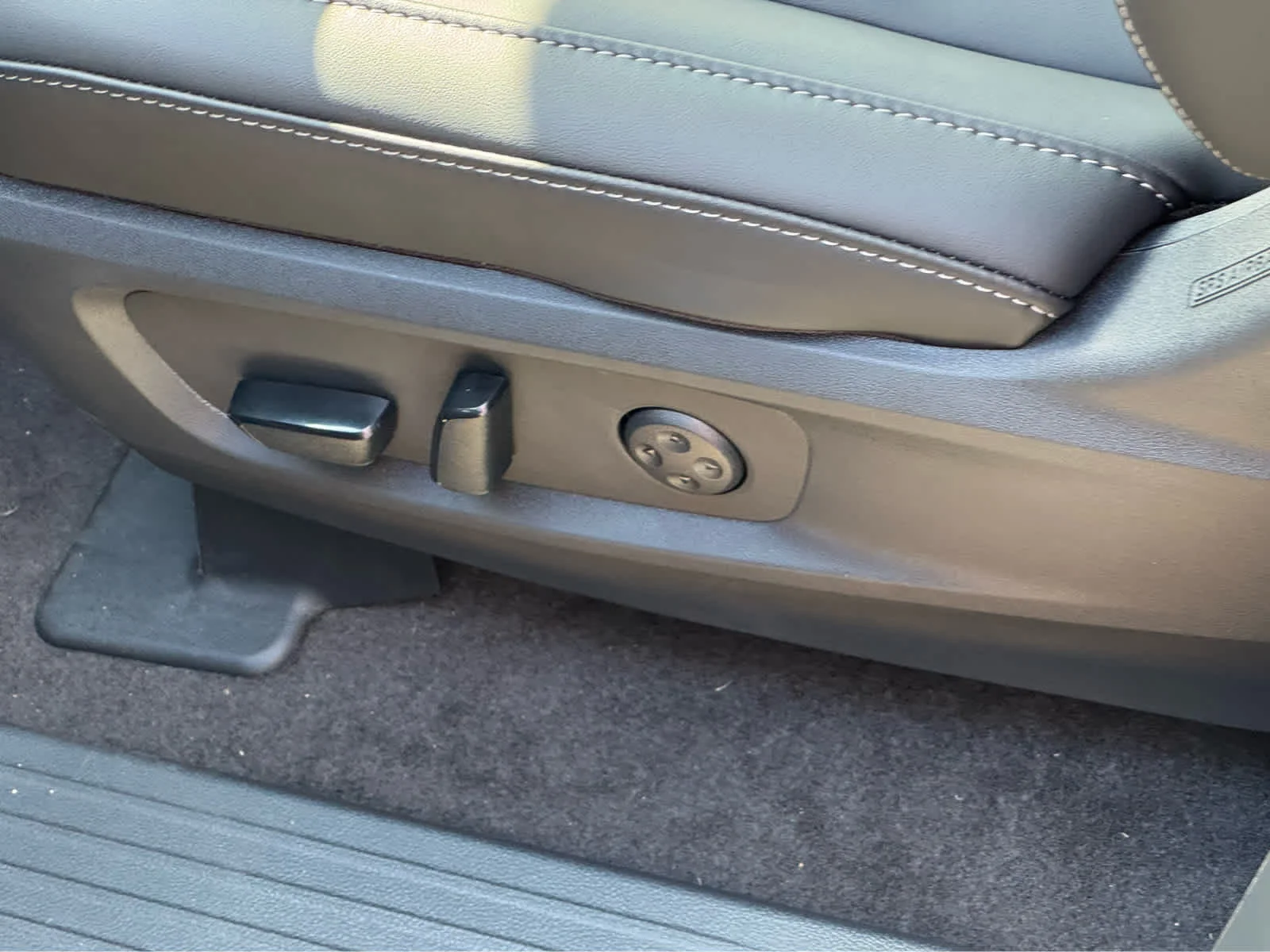 New 2027 2T RAD WHT INFINITI Sport AWD image 18