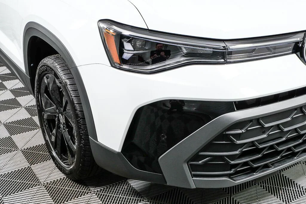 New 2026 Pure White w/Deep Black Roof Volkswagen SE Black image 36