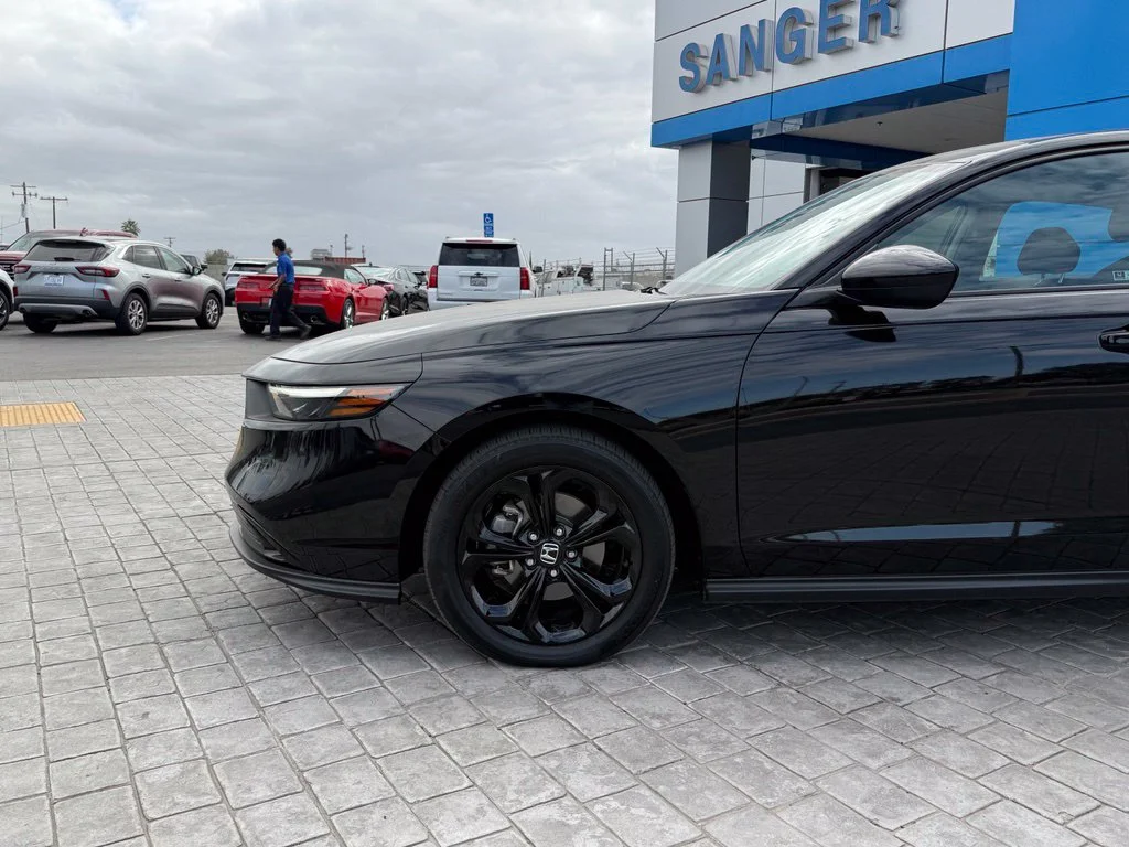 Used 2025 Black Honda SE image 4