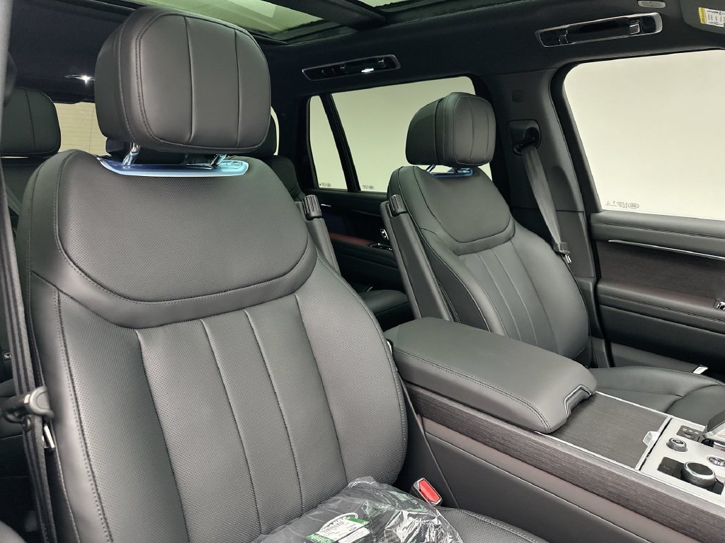 New 2027 Fuji White Land Rover SE image 6