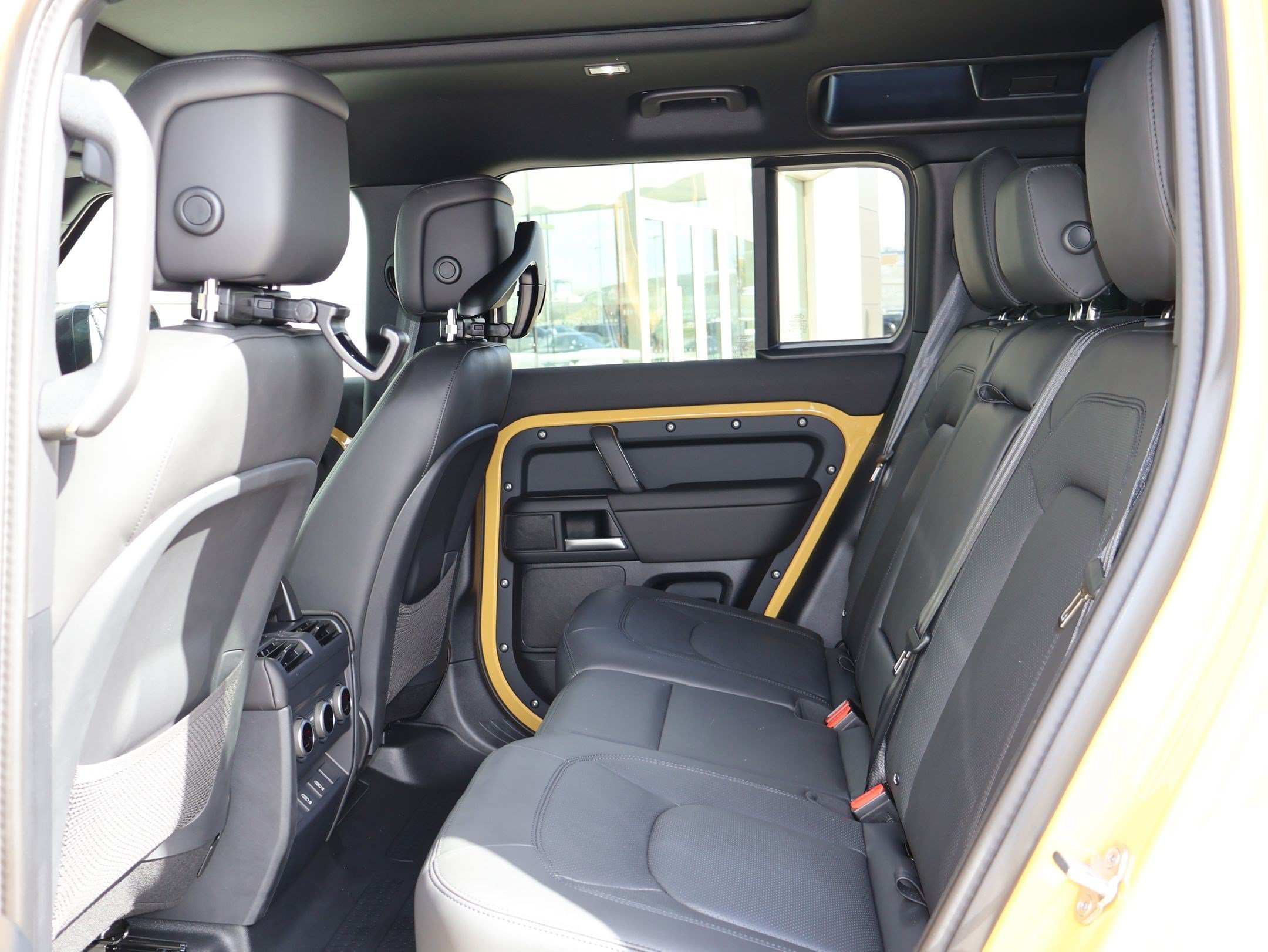 New 2026 Deep Sandglow Yellow LAND ROVER P400 Trophy Edition Deep Sandglow image 16