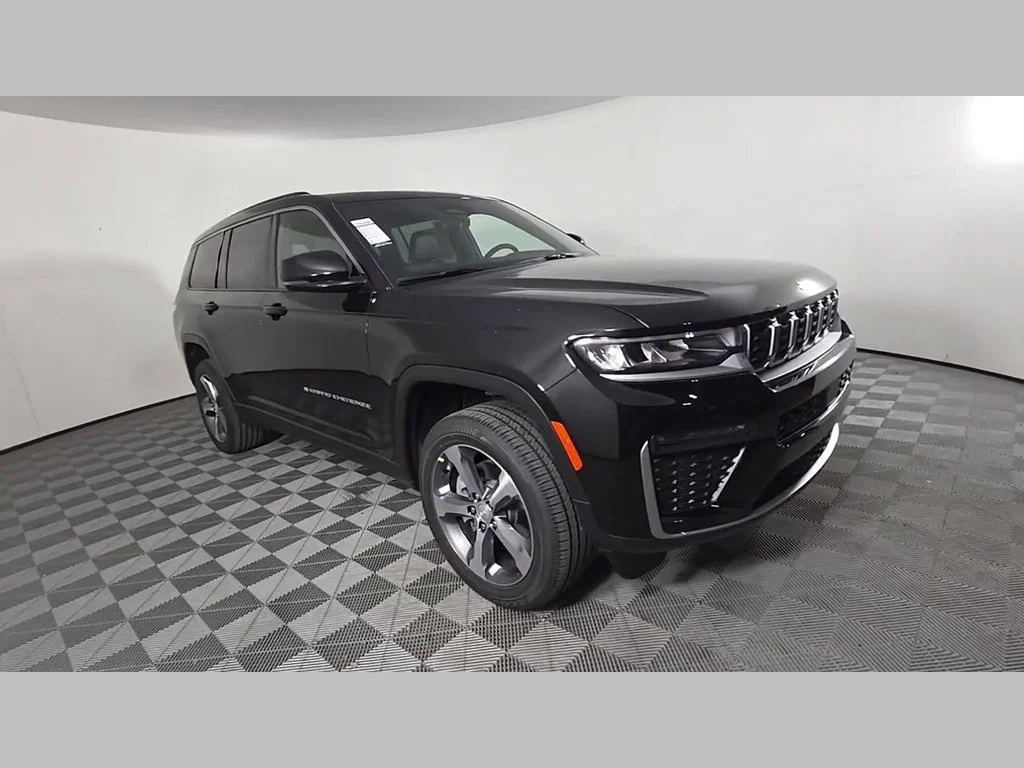 New 2026 Diamond Black Crystal Pearl-Coat Exterior Paint Jeep Limited image 41