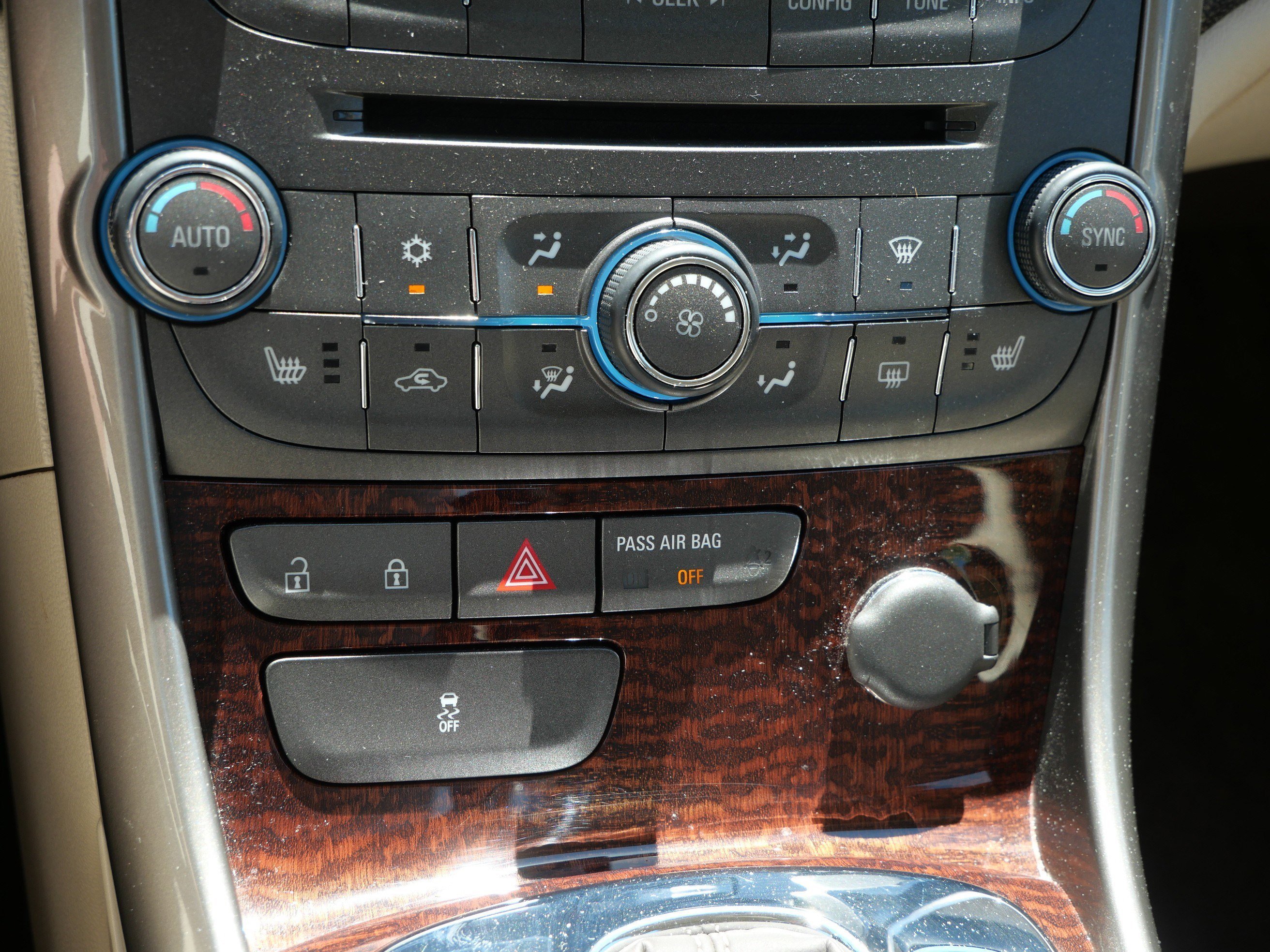 Used 2013 White Diamond Tricoat Chevrolet ECO image 23