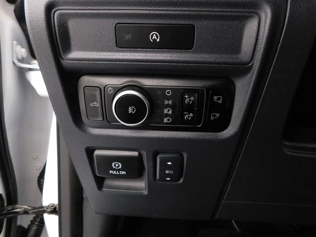 Certified Used 2025 Oxford White Ford Lariat image 17