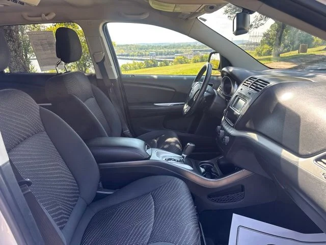 Used 2016 White Dodge Crossroad image 10