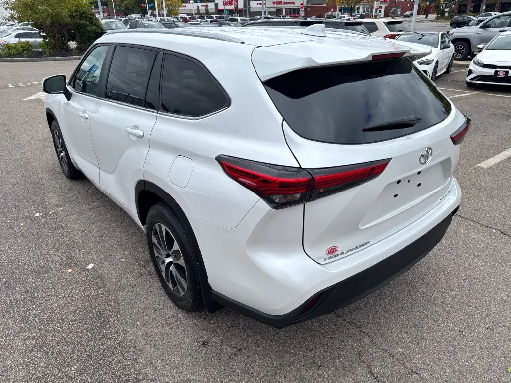 Used 2023 Beige Toyota XLE image 5