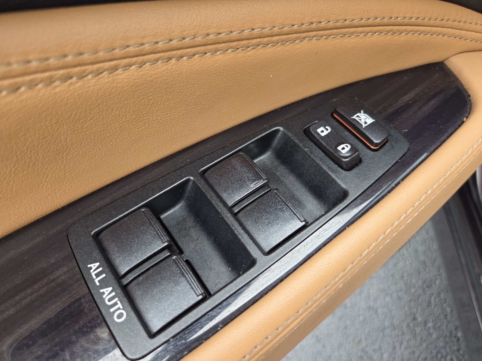 Used 2015 Pearl Lexus 460 image 31