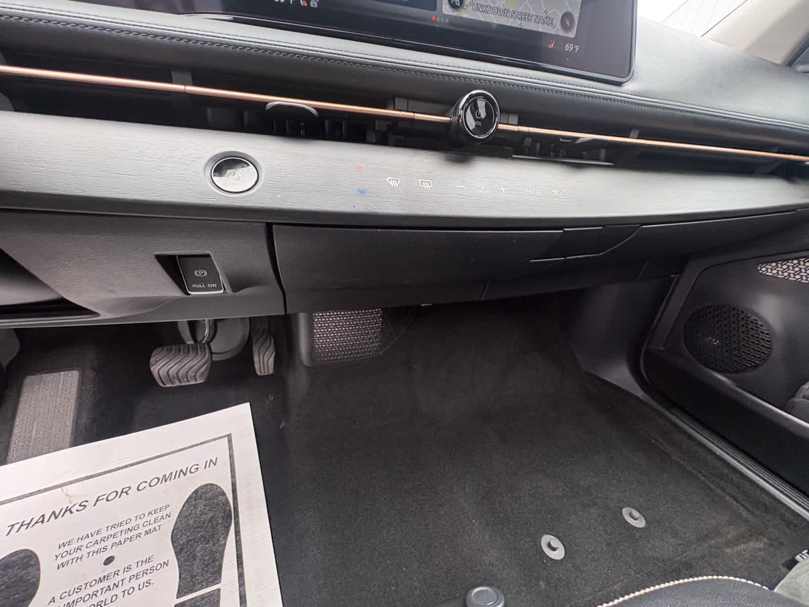 Used 2023 Everest White Pearl Tricoat/Black Diamond Pearl Nissan ENGAGE image 26
