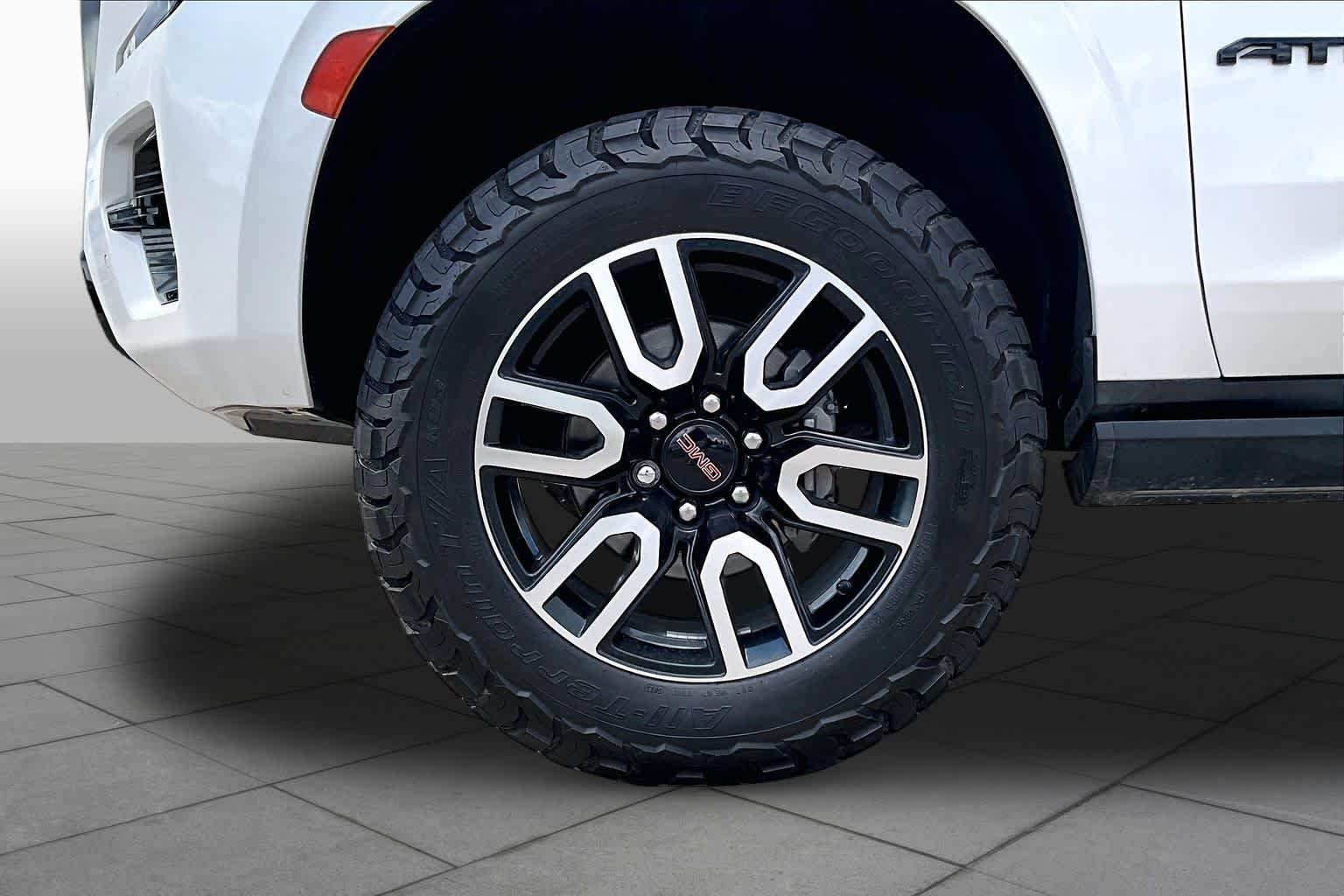 Used 2022 White Frost Tricoat GMC AT4 image 10