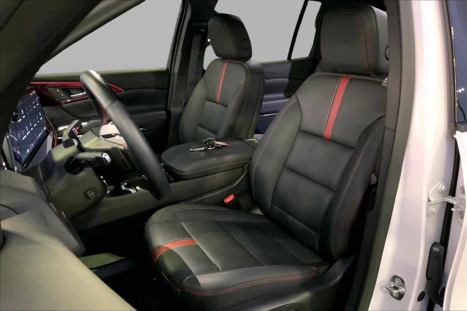 Used 2024 Iridescent Pearl Tricoat Chevrolet FWD RS image 7
