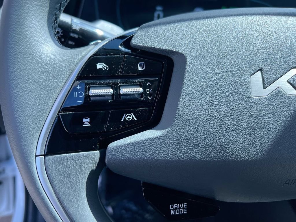 New 2026 Snow White Pearl Kia EX image 16