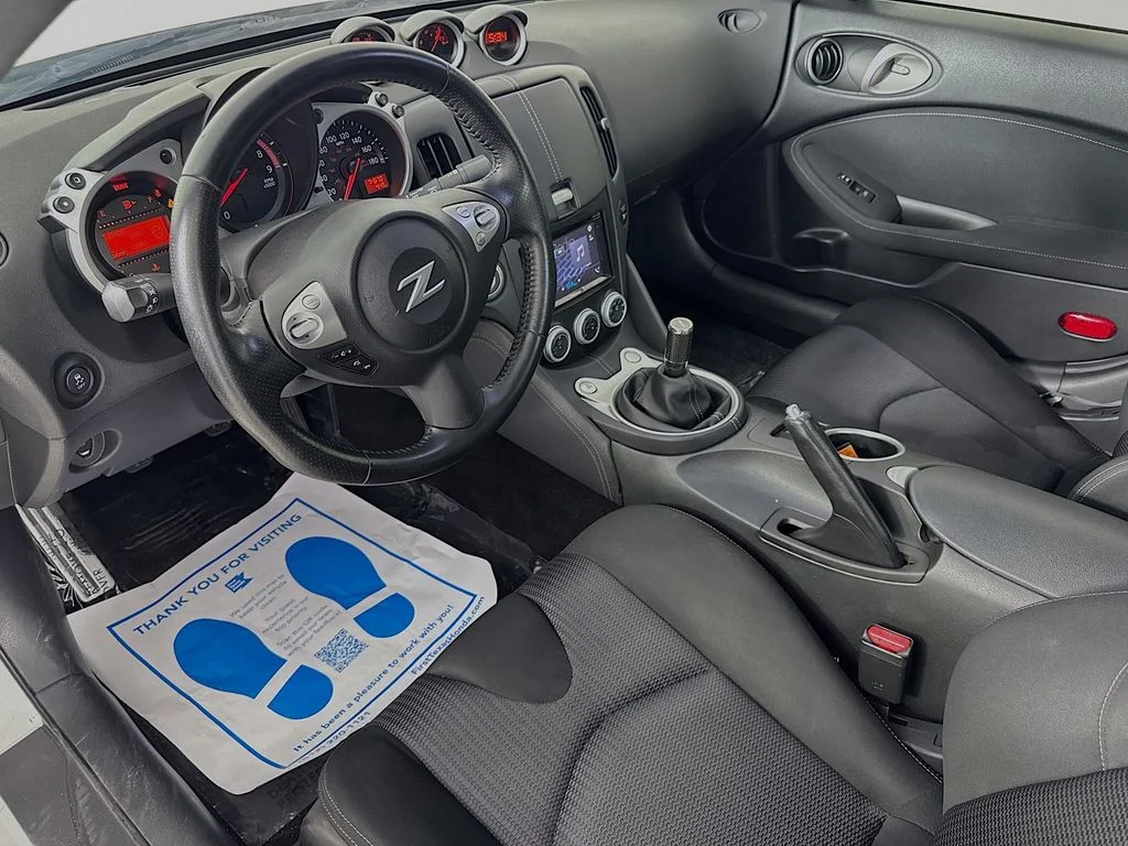 Used 2020 White Nissan Base image 9