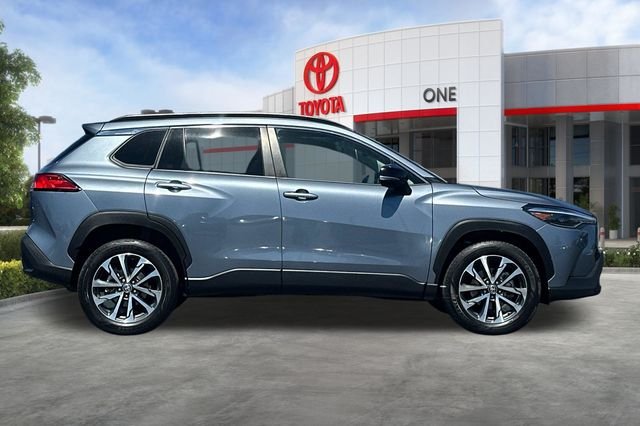 Used 2025  Toyota XLE image 3