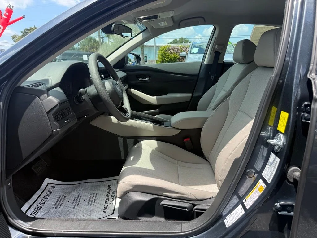 Used 2025 Meteorite Gray Metallic Honda LX image 9