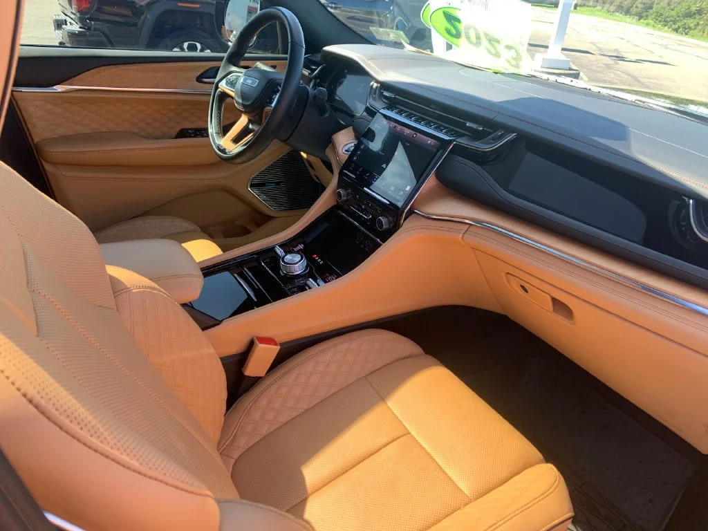Used 2023  Jeep Summit Reserve image 18