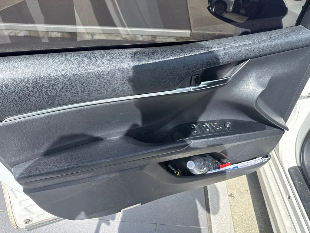 Used 2018 White Toyota SE image 14