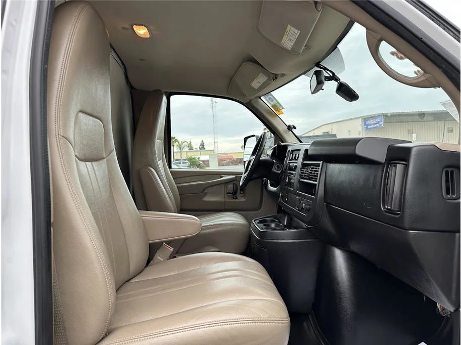 Used 2015 Summit White Chevrolet Cutaway Van 2D image 28