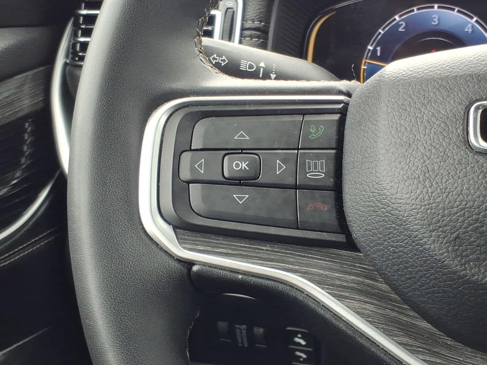 Used 2024 Diamond Black Crystal Pearlcoat Jeep Series II image 27
