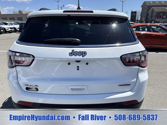 Used 2023 White Jeep Latitude Lux image 4