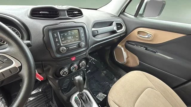 Used 2015 Silver Jeep Latitude image 24