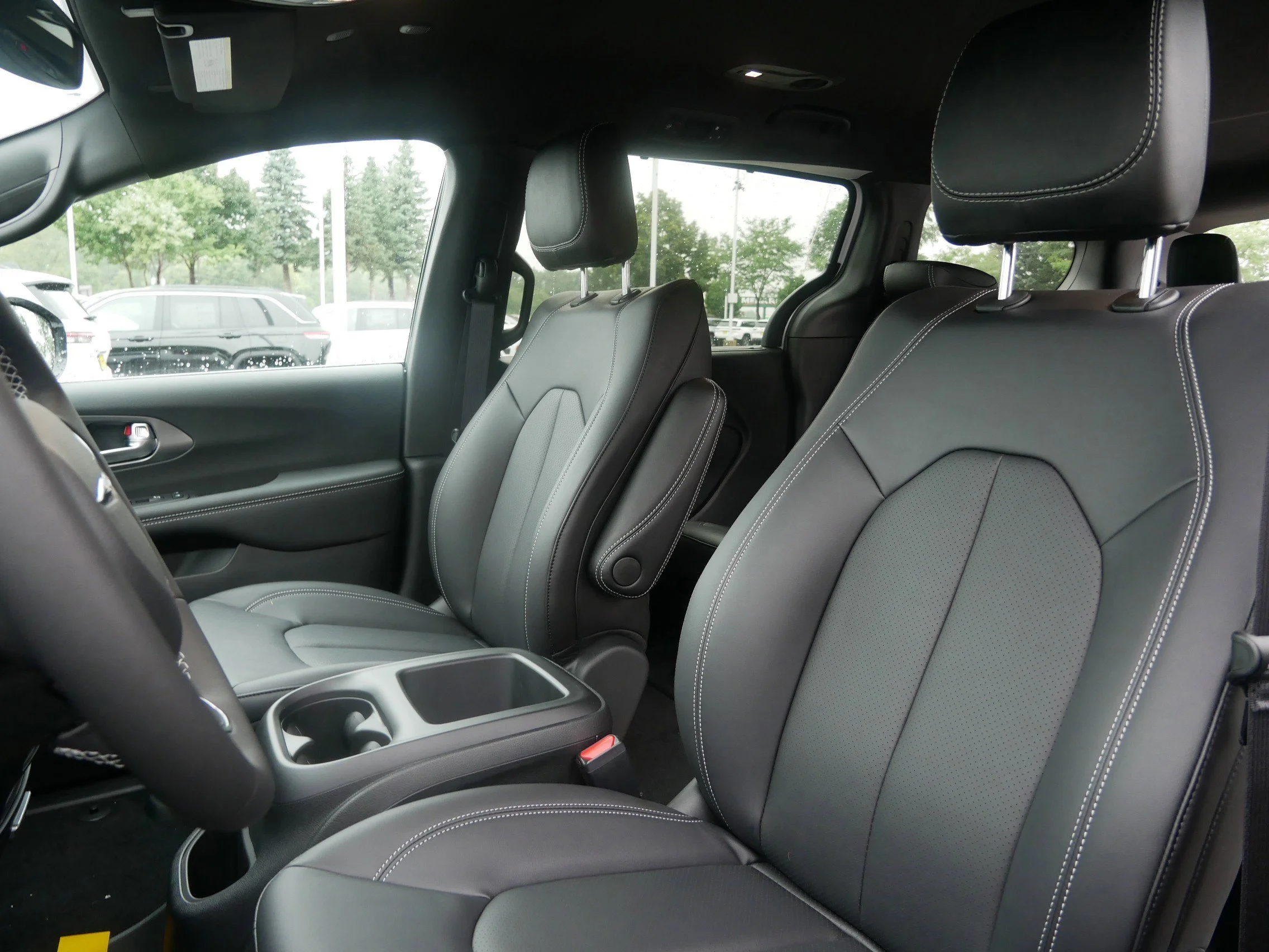 New 2026 Bright White Clear-Coat Exterior Paint Chrysler Select image 9
