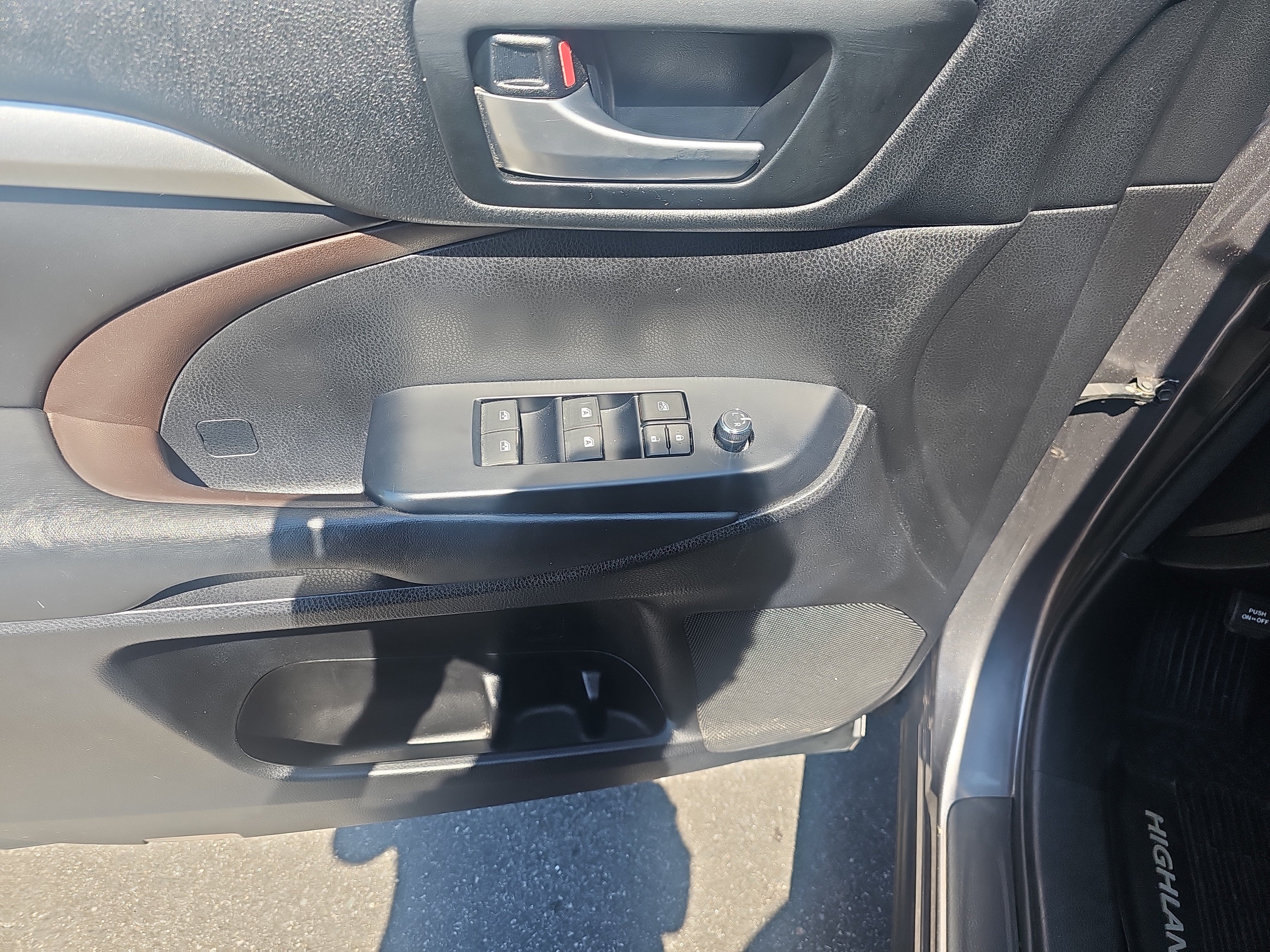 Used 2018 Predawn Gray Mica Toyota XLE image 11