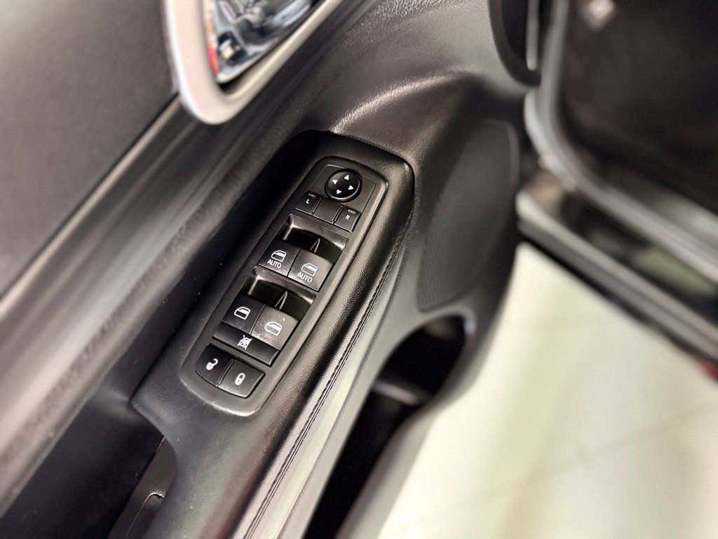 Used 2020 Black Jeep Altitude image 12