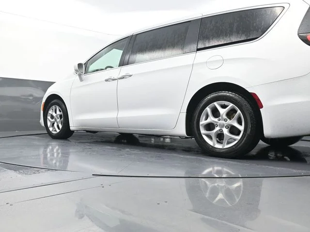 Used 2018 White Chrysler Touring Plus image 33