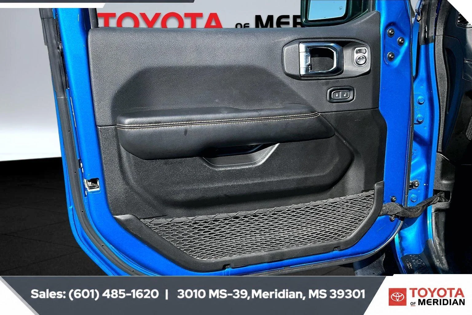 Used 2024 Hydro Blue Pearlcoat Jeep Sahara image 17