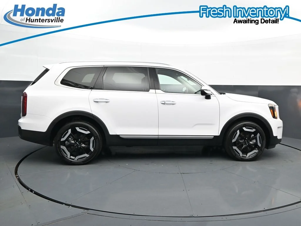 Used 2025 White Pearl Kia S image 11