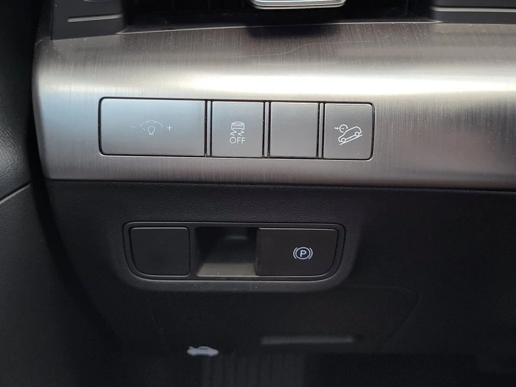 Used 2025 White Hyundai SEL image 26