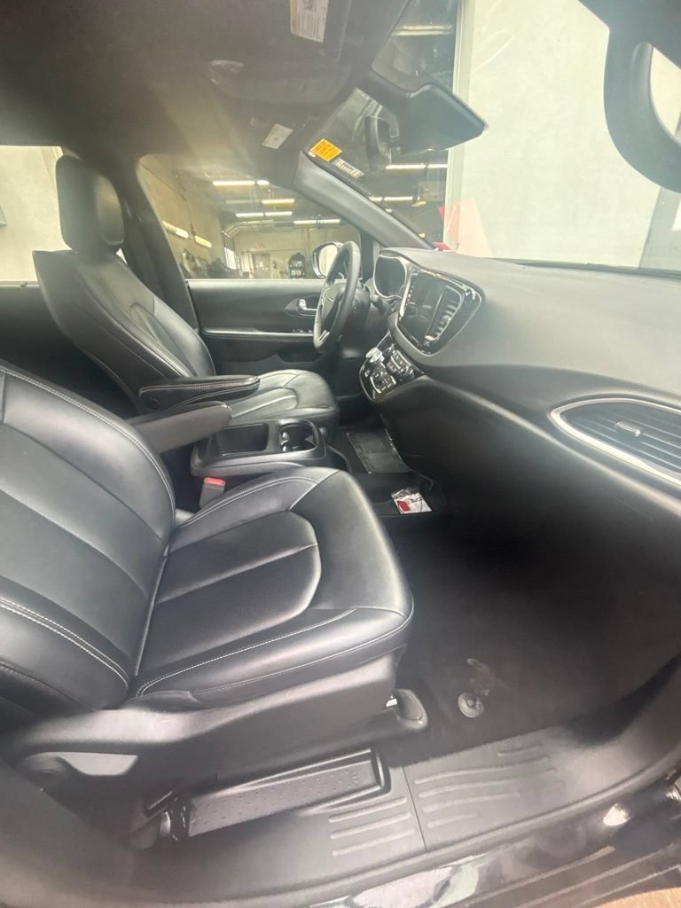 Used 2025 Black Chrysler Select image 22