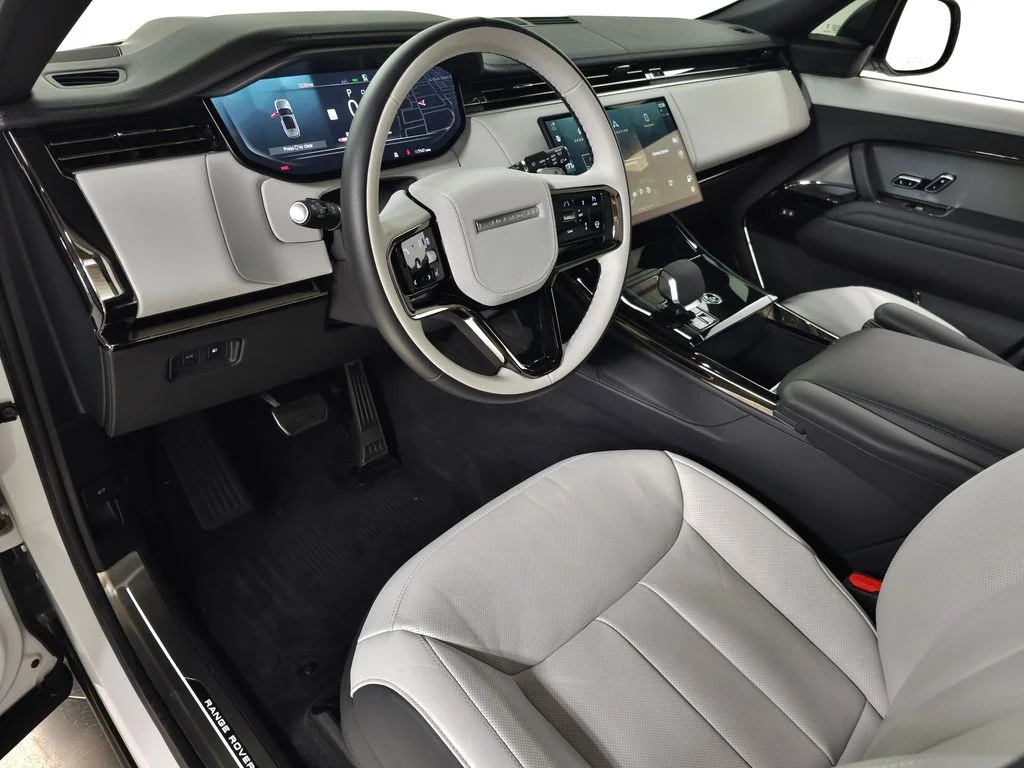 Used 2025 White Land Rover Dynamic SE image 17
