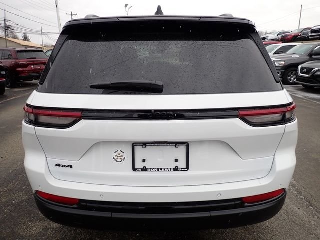 New 2025 Bright White Clear-Coat Exterior Paint Jeep Limited image 4
