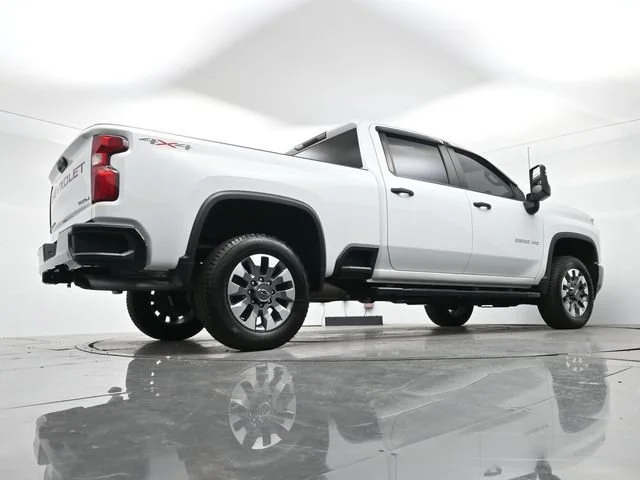 Used 2022 SUMMIT WHITE Chevrolet Custom image 26