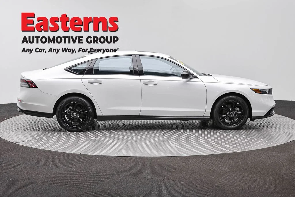 Used 2025 White Honda SE image 4