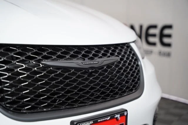 2025 Chrysler Pacifica Select - Photo 40