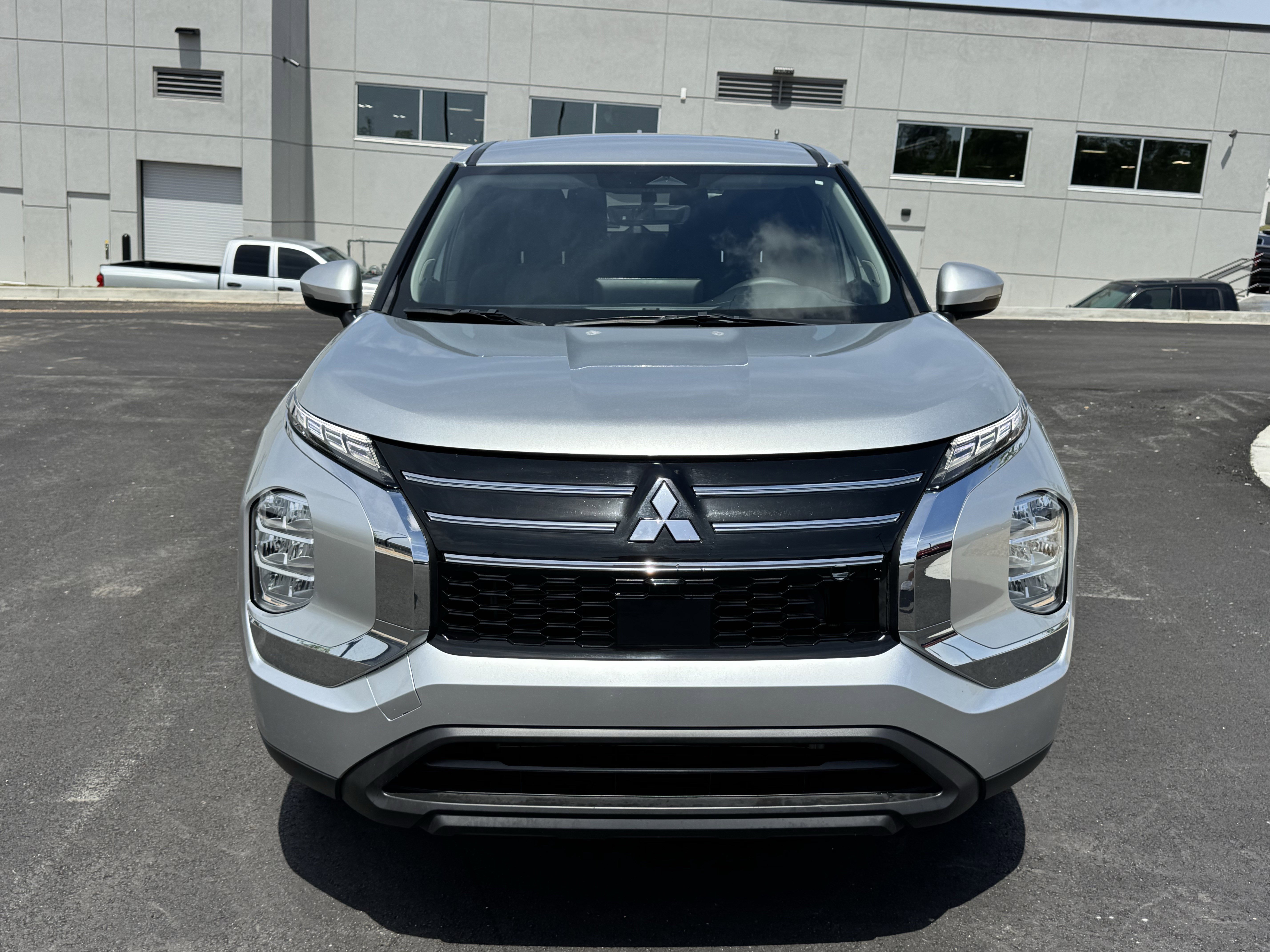 Used 2025  Mitsubishi ES image 2