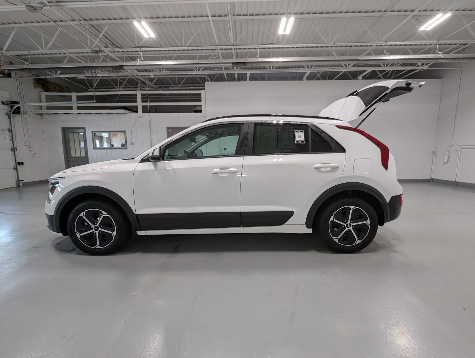 Used 2024 Snow White Pearl Kia EX image 12