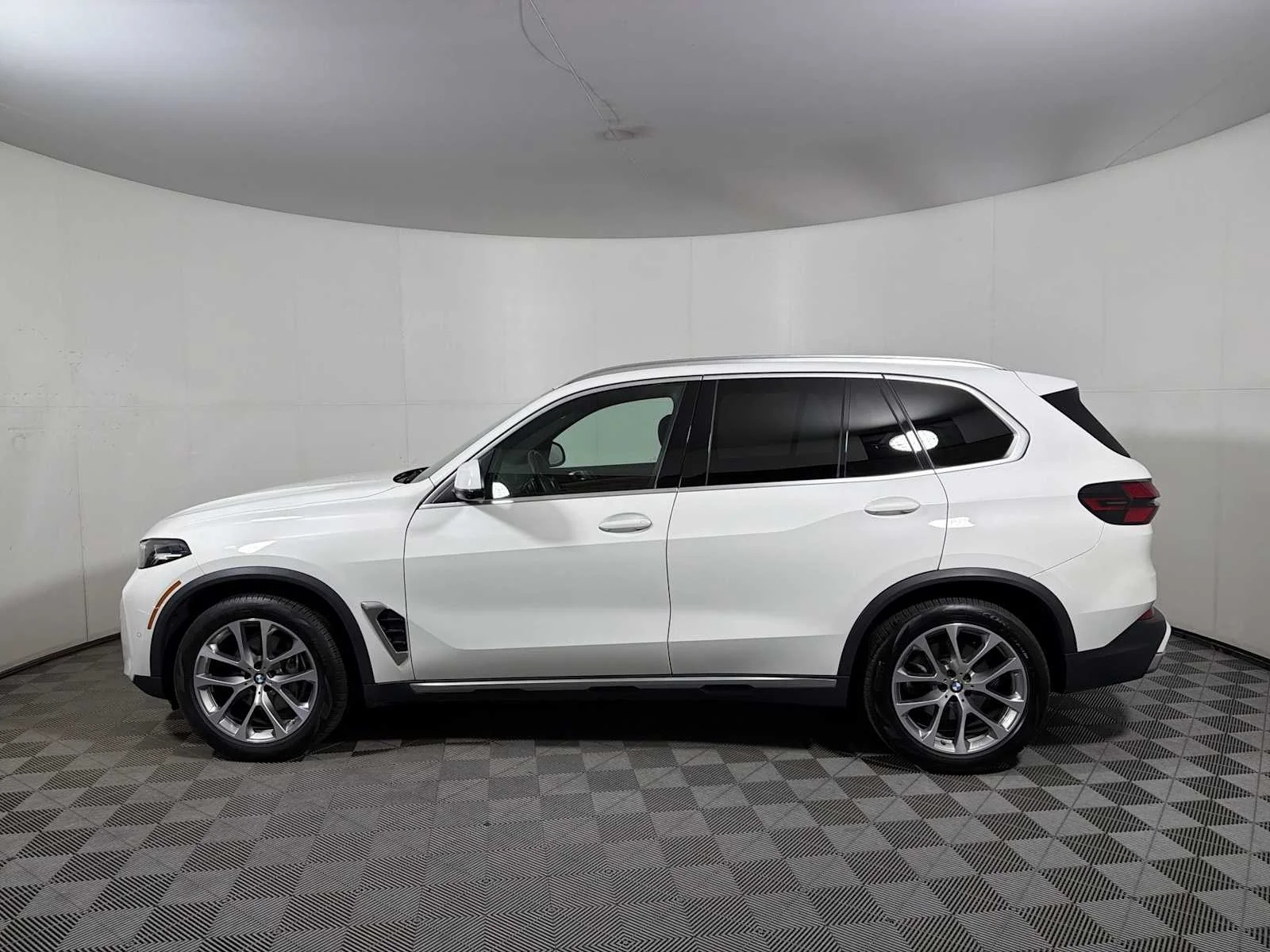 Used 2024 Alpine White BMW xDrive40i image 4