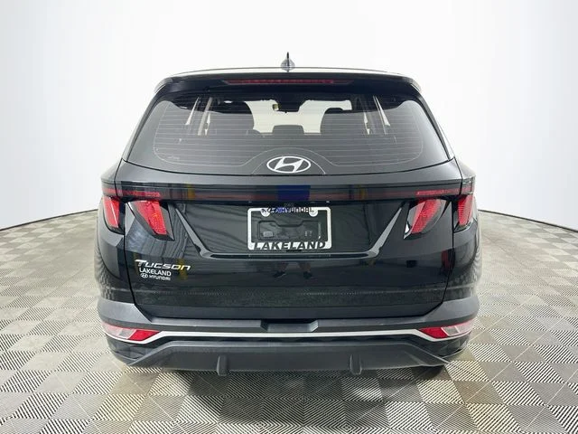 Used 2022 Black Hyundai SE image 4