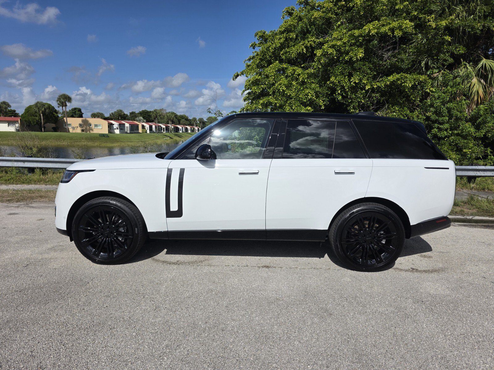 New 2026 Fuji White Land Rover P400 SE image 7
